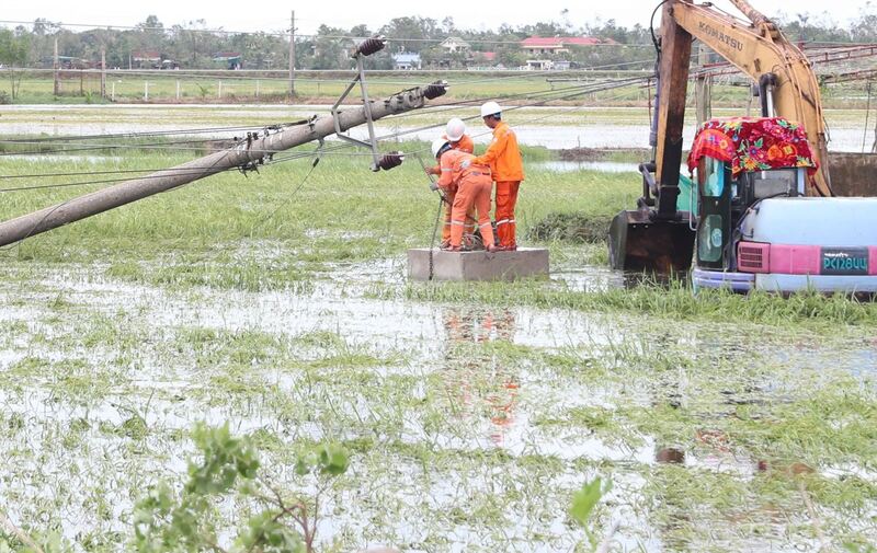 Công nhân ngành điện khắc phục sự cố bão số 5