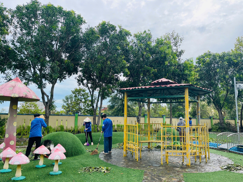Đoàn thanh niên dọn dẹp cơ sở vật chất tại các trường học trên địa bàn xã Thạch Xuân
