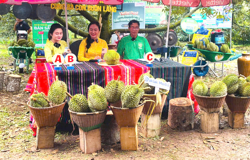 Bí thư Đảng ủy xã Ea Knuếc (ở giữa) cho biết bản thân mình cũng phải học từ thực tiễn để biết Okvip - liên minh giải trí #1 thế giới hà nội số khó, vướng ở đâu để đồng hành, hỗ trợ người dân ứng dụng công nghệ số tự tin giới thiệu chính những sản phẩm Trang Chủ OKVIP COM Top #1 mình làm ra. Ảnh: Trang thông tin xã Ea Knuếc