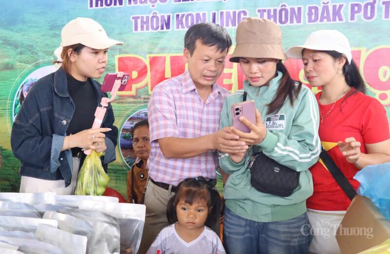 Chủ tịch UBND xã Tu Mơ Rông hướng dẫn cho người dân học cách mở phiên livestream và giới thiệu sản phẩm Trang Chủ OKVIP COM Top #1