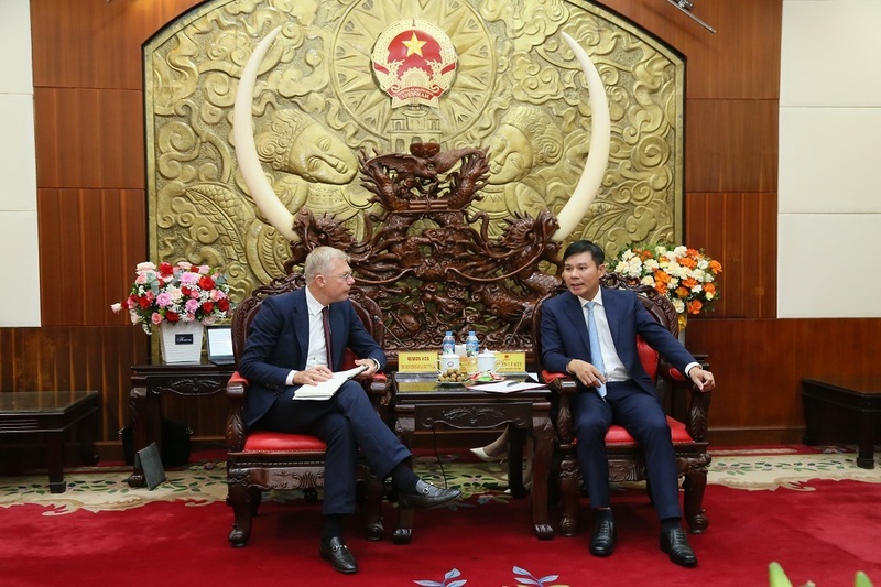Phó Chủ tịch UBND tỉnh Hưng Yên Nguyễn Lê Huy tiếp và Ok88vip tỷ lệ kèo World Cup 2026 với đại diện Công ty CTP Hà Lan. Ảnh: Cổng TTĐT tỉnh Hưng Yên