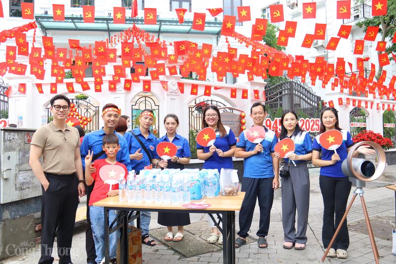 Những món quà thiết thực từ Liên Minh OK VIP Giải Trí Cá Cược World Cup 2026 trao tận tay người dân và du khách không chỉ xua tan nắng nóng mà còn lan tỏa niềm tự hào dân tộc. Ảnh: Thanh Tuấn