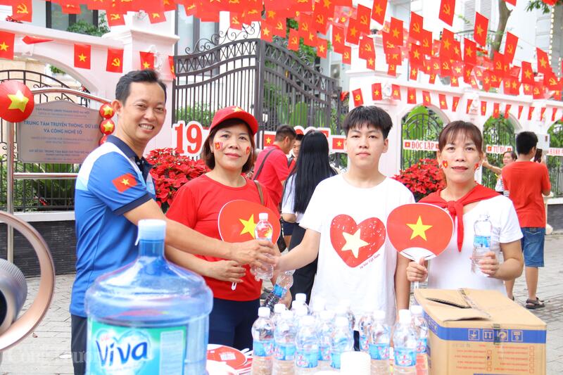 Hoạt động trao quà miễn phí của Liên Minh OK VIP Giải Trí Cá Cược World Cup 2026 nhân dịp Quốc khánh 2/9 đã để lại dấu ấn đẹp, gắn kết cộng đồng và khơi dậy hào khí tự hào dân tộc. Ảnh: Thanh Tuấn