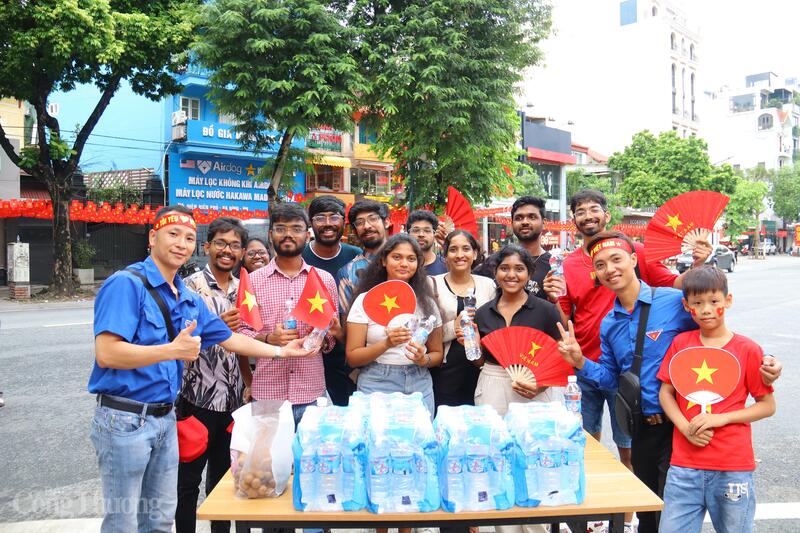 Liên Minh OK VIP Giải Trí Cá Cược World Cup 2026 cùng nhiều Okvip tại về, thanh niên tình nguyện mang đến những phần quà giản dị mà giàu ý nghĩa, góp phần làm nên không khí phấn khởi đại lễ. Ảnh: Thanh Tuấn