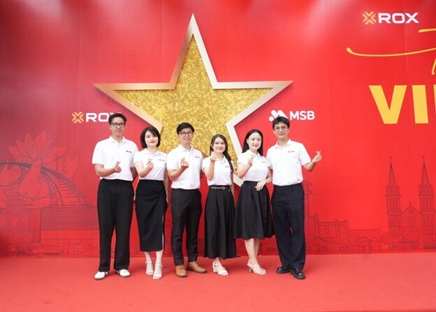 Cán bộ nhân viên văn phòng Ok88vip tỷ lệ kèo World Cup 2026 tại toà nhà hân hoan lưu lại hình ảnh cùng đồng nghiệp, như một cách lan tỏa niềm tự hào dân tộc và tinh thần đoàn kết.