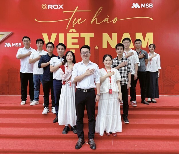 “Bức tường yêu nước” đã trở thành không gian để nhân viên văn phòng, người đi xem tổng hợp luyện, người dân quanh khu vực… lưu lại kỷ niệm đẹp và thể hiện lòng tự hào dân tộc.