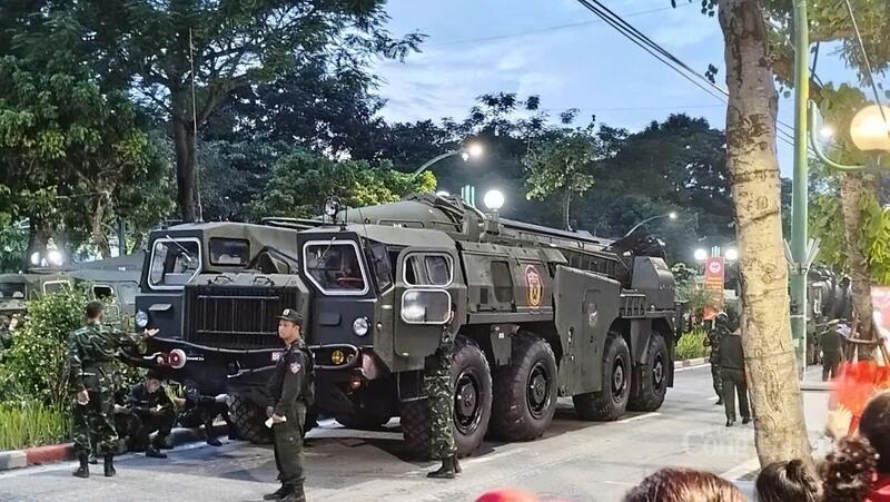 Ngoài ra, Tổ hợp tên lửa đạn đạo Scud-B với tên lửa đối đất R-17E là vũ khí, khí tài được quan tâm nhất xuất hiện tại lễ diễu binh A80.