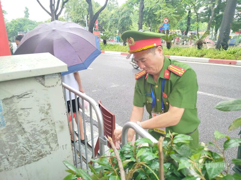 Cán bộ Công an gia cố lại hàng rào sắt