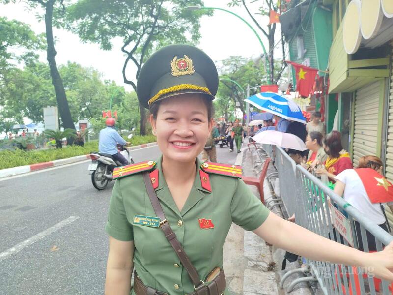 Trung tá Nguyễn Thùy Dương (Công an TP Hà Nội) vui vẻ khi làm nhiệm vụ
