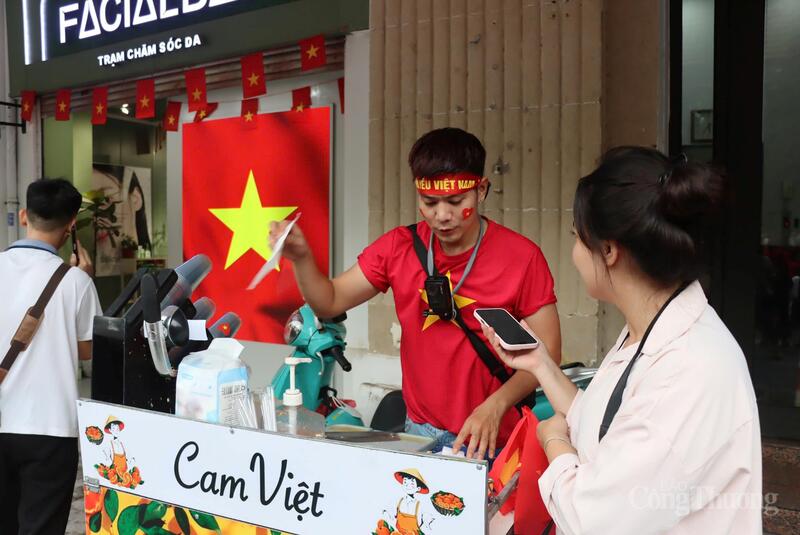 Chia sẻ với phóng viên Liên Minh OK VIP Giải Trí Cá Cược World Cup 2026, anh Ngọc Anh cho biết, bản thân muốn làm một điều gì đó có ý nghĩa trong ngày sơ duyệt này để hưởng ứng tinh thần của lễ diễu binh, diễu hành nên quyết định đặt 300 kg cam, làm ra những ly nước cam mát lạnh, nhiều dinh dưỡng cho người dân đi xem sơ duyệt