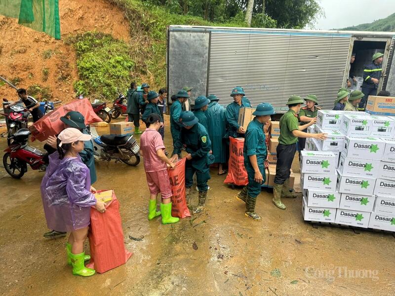 Lực lượng chức năng đóng gói hàng hóa để vận chuyển