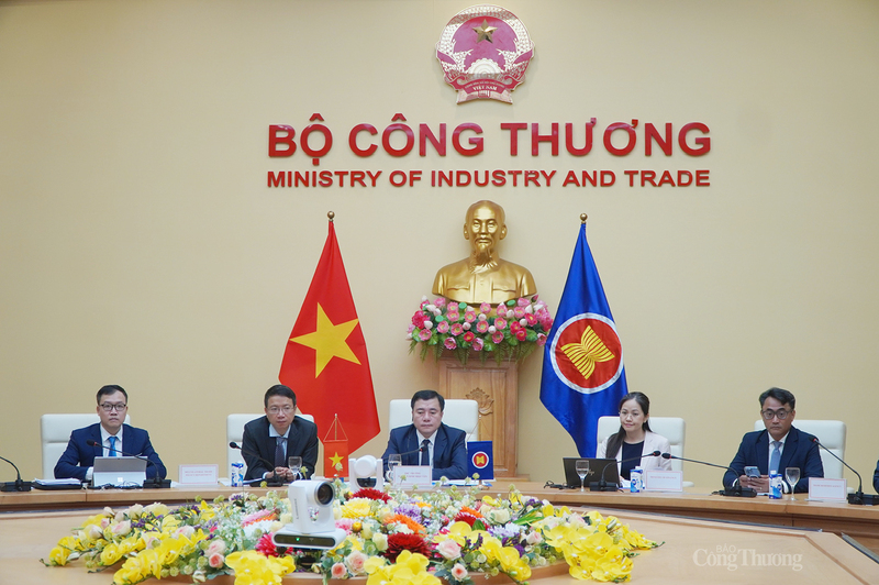 Thứ trưởng Nguyễn Sinh Nhật Tân tái khẳng định mong muốn thúc đẩy, sớm kết thúc đàm phán rà soát, nâng cấp Hiệp định AITIGA. Ảnh: Minh Trang