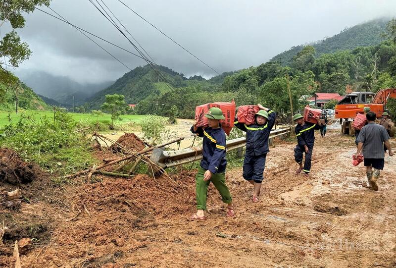 Công an Thanh Hóa chia 3 mũi băng rừng tiếp tế cho 520 hộ dân bị cô lập  - 10