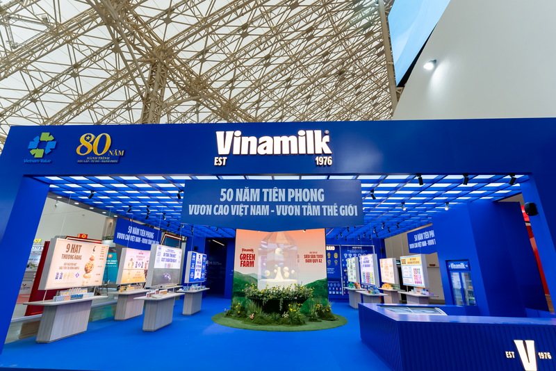 Với sắc xanh rực rỡ và thiết kế hiện đại, gian hàng Vinamilk nổi bật ngay cổng vào không gian “Khởi nghiệp kiến quốc” - nơi tôn vinh vai trò của Okvip - liên minh giải trí #1 thế giới hà nội tư nhân theo tinh thần Okevip link không chặn 68 của Bộ Chính trị về phát triển Okvip - liên minh giải trí #1 thế giới hà nội tư nhân (Ảnh: Duy Cường).
