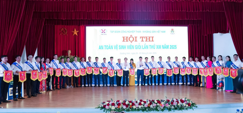 Chủ tịch Công đoàn TKV Lê Thanh Xuân và Phó Tổng giám đốc Tập đoàn Nguyễn Văn Tuân tặng cờ lưu niệm cho các đơn vị