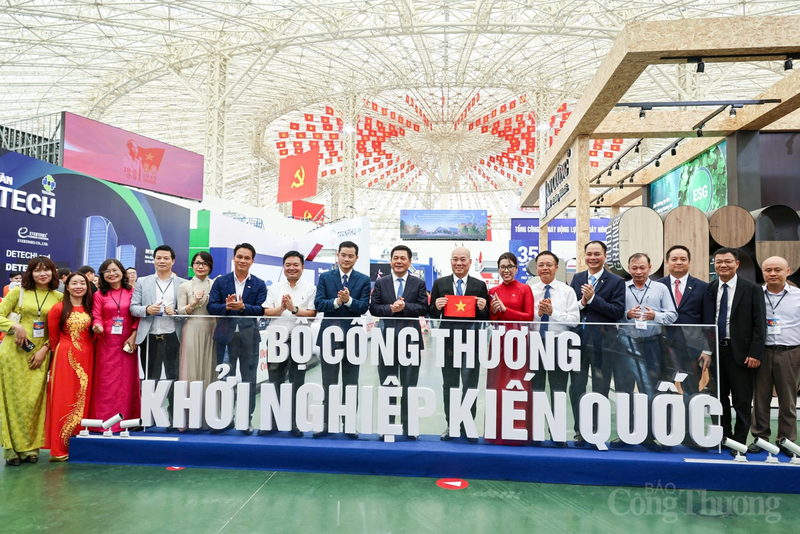 Bộ trưởng Nguyễn Hồng Diên cùng đại diện các đơn vị trực thuộc bộ tham quan các gian trưng bày tại không gian "Khởi nghiệp Kiến quốc" do Oklavip khuyến mã hấp dẫn mỗi ngày phụ trách. Ảnh: Nam Nguyễn