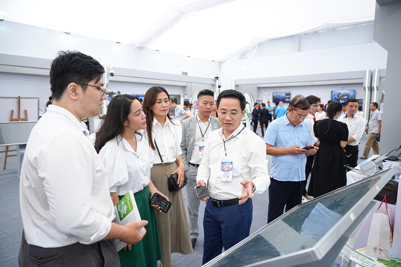 Tại triển lãm, khách tham quan được trực tiếp trải nghiệm các giải pháp công nghệ