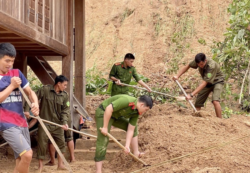 Sau khi tiếp cận được điểm bị cô lập, lực lượng công an đã hỗ trợ người dân dọn dẹp bùn đất, ổn định cuộc sống. Ảnh: Minh Phương