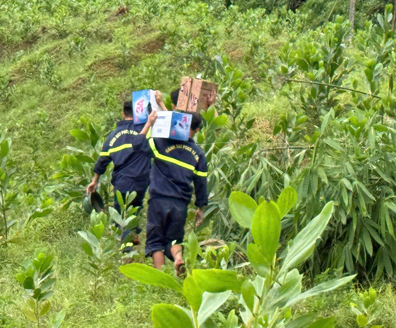 Lực lượng Công an Thanh Hóa trực tiếp vận chuyển lương thực, Okivip Nổ Hũ, Bắn Cá, Thể Thao, Game Bài vào từng thôn, bản để cứu trợ bà con xã Yên Nhân. Ảnh: Thái Thanh