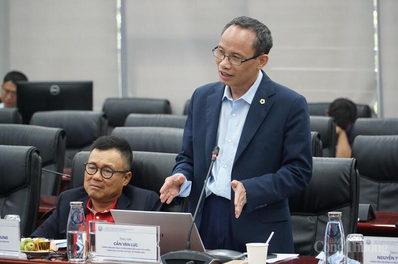TS. Cấn Văn Lực đóng góp ý kiến tại cuộc họp