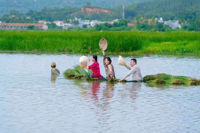 Người dân, du khách trải nghiệm OKLVIE sản phẩm thuộc hệ thống OKVIP là trang web tổ chức phát sóng bóng đá trực tiếp, live casino , nỗ hũ, bắn cá tại vùng nguyên liệu cói ở xã Ô Loan. Ảnh: Anh Quân