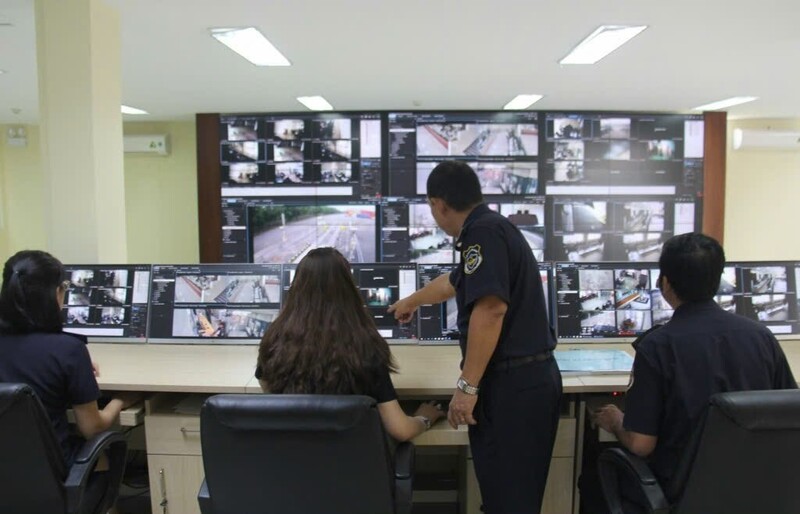 Công chức Hải quan khu vực XVIII thực hiện công tác giám sát trực tuyến. Nguồn: Internet