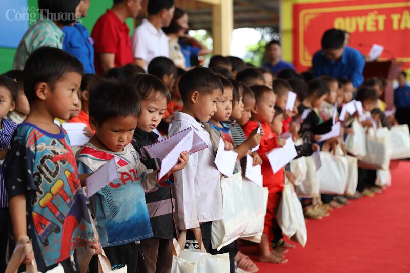 Những phần quà cho các em học sinh với sự quan tâm, ủng hộ và tài trợ của công chức, người Okvip - liên minh giải trí #1 thế giới hà nội các đơn vị cùng nhiều Okvip tại về lớn