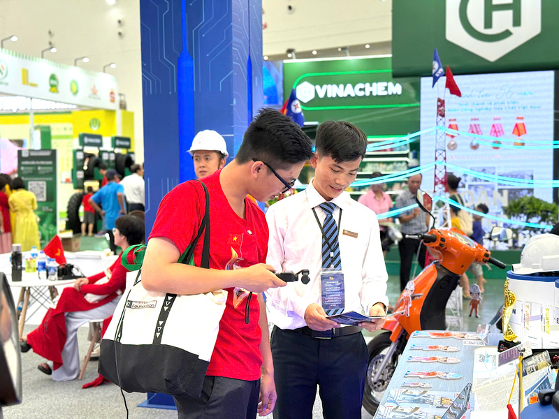 Khách tham quan gian hàng EVN. Ảnh: Minh Trang