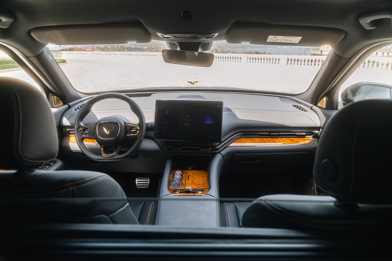 Mẫu xe này dùng pin 123 kWh, cho quãng đường di chuyển 450km cho mỗi lần sạc, sạc 10-70% trong 35 phút với khả năng lội nước 450m. Ảnh: VinFast