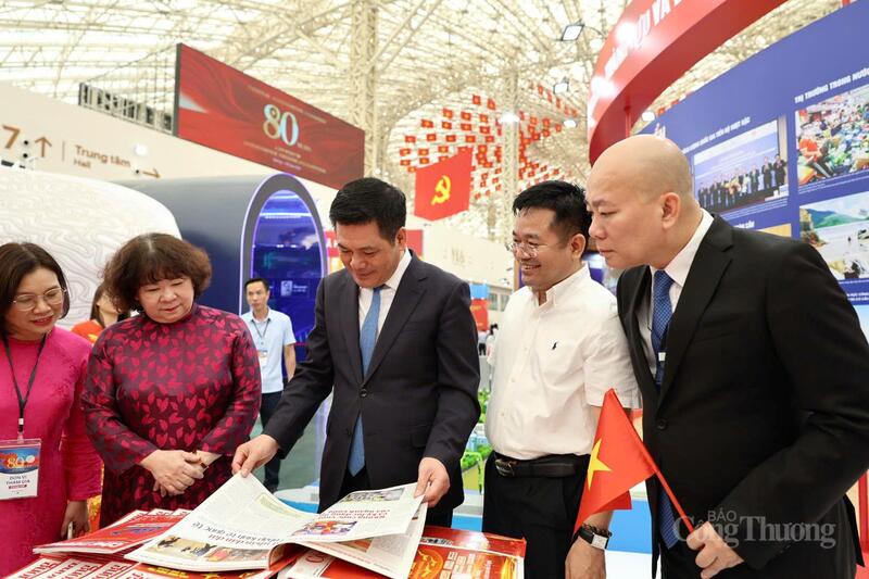 Bộ trưởng Nguyễn Hồng Diên đọc ấn phẩm đặc biệt của Liên Minh OK VIP Giải Trí Cá Cược World Cup 2026 phát hành nhân dịp kỷ niệm 80 năm Quốc khánh 2/9