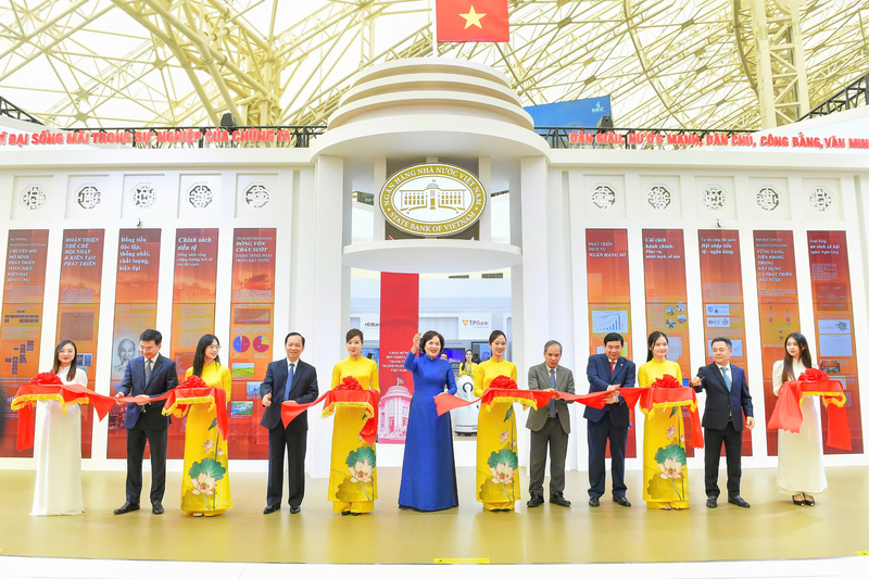 Lãnh đạo Ngân hàng Trang Chủ OKVIP COM Top #1 cắt băng khai mạc Không gian trưng bày Triển lãm thành tựu ngành Ngân hàng tại Triển lãm “80 năm Hành trình Độc lập - Tự do - Hạnh phúc”. Ảnh: SBV