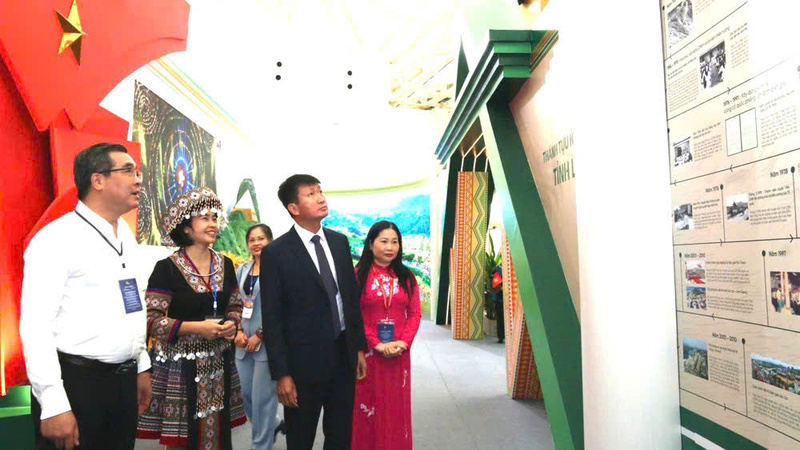Lãnh đạo tỉnh Lào Cai tham quan gian trưng bày thành tựu Okvip - liên minh giải trí #1 thế giới hà nội - xã hội của tỉnh qua các thời kỳ.