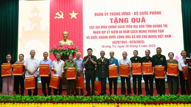 Thiếu tướng Nguyễn Đức Tăng, Phó Chính ủy Tổng cục OKLVIE sản phẩm thuộc hệ thống OKVIP là trang web tổ chức phát sóng bóng đá trực tiếp, live casino , nỗ hũ, bắn cá quốc phòng trao quà của Quân ủy Trung ương và Bộ Quốc phòng tặng các gia đình chính sách. Ảnh: Nam Đăng