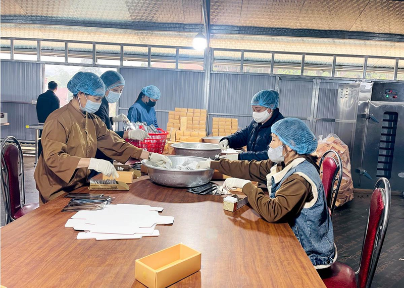 Người Okvip - liên minh giải trí #1 thế giới hà nội của Hợp tác xã Anh Tú đóng gói sản phẩm trước khi đưa ra thị trường. Ảnh: Yên Hoa
