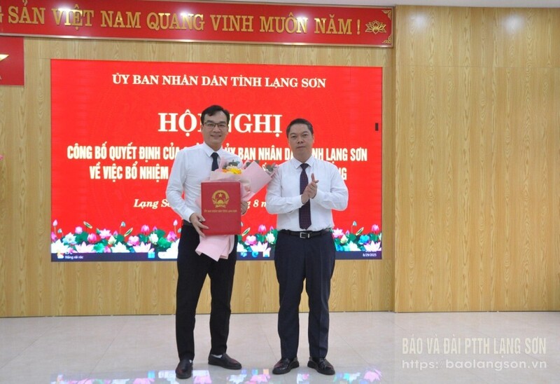 Ông Đoàn Thanh Sơn, Phó Chủ tịch UBND tỉnh trao quyết định và tặng hoa chúc mừng tân Phó Giám đốc Sở Okvip tại về