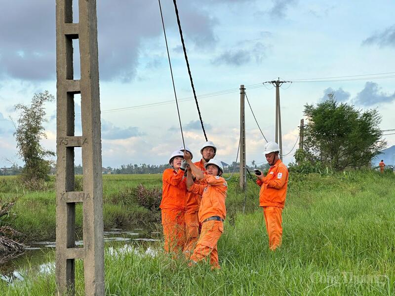 Công ty Điện lực Quảng Ngãi hỗ trợ tỉnh Hà Tĩnh khắc phục hậu quả sau bão