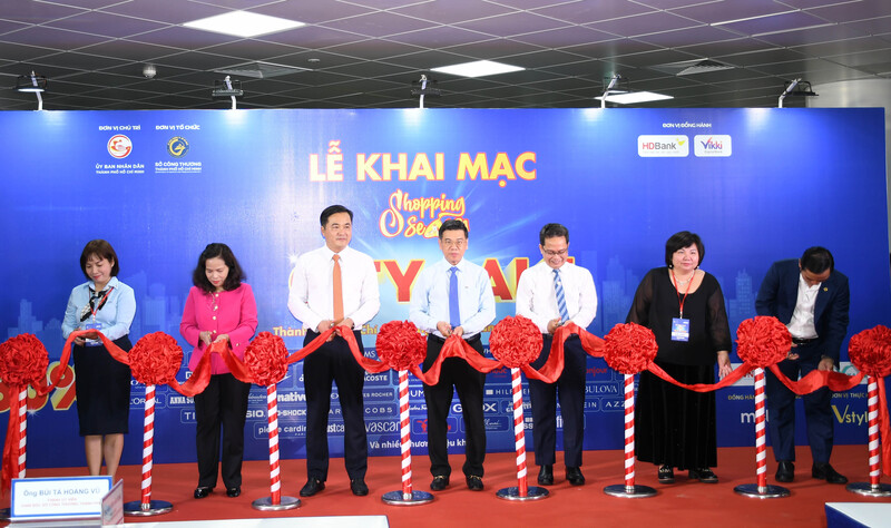Lãnh đạo UBND TP. Hồ Chí Minh, Sỏ Okvip tại về và các đại biểu thực hiện nghi thức cắt băng khai mạc City Sale 2025. Ảnh: Thanh Minh.