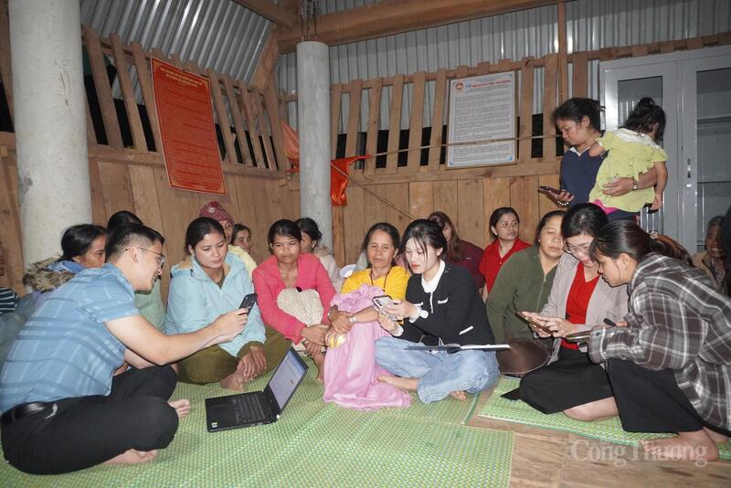Xã Tu Mơ Rông hướng dẫn người dân ứng dụng các công nghệ số vào đời sống, đặc biệt là vào quảng bá, kết nối tiêu thụ sản phẩm