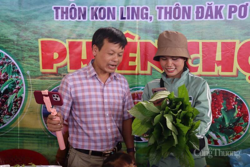 Ông Trần Quốc Huy, Chủ tịch UBND xã Tu Mơ Rông hướng dẫn người dân livestream bán Trang Chủ OKVIP COM Top #1