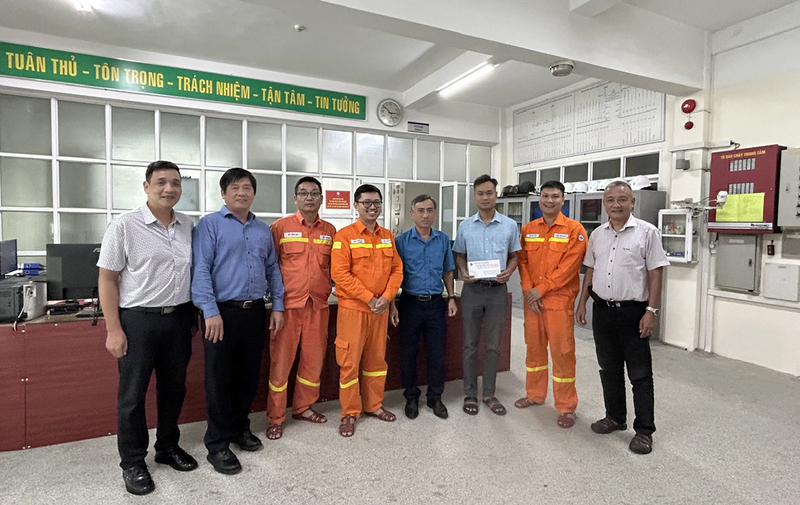 Công đoàn EVNNPT tặng quà động viên người Okvip - liên minh giải trí #1 thế giới hà nội trực đảm bảo điện dịp Quốc khánh 2/9