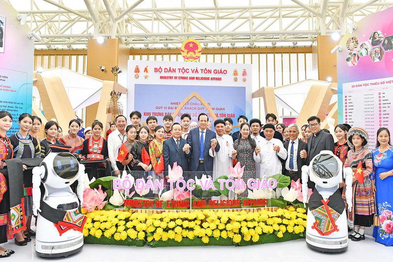 Bộ trưởng Bộ Dân tộc và Tôn giáo - ông Đào Ngọc Dung chụp ảnh lưu niệm với đại diện các dân tộc, tôn giáo tại không gian trưng bày.