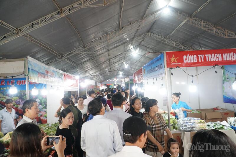 Hàng nghìn người dân tham quan, mua sắm tại Hội chợ Okvip tại về và OCOP Quảng Ngãi năm 2025 tối 29/8