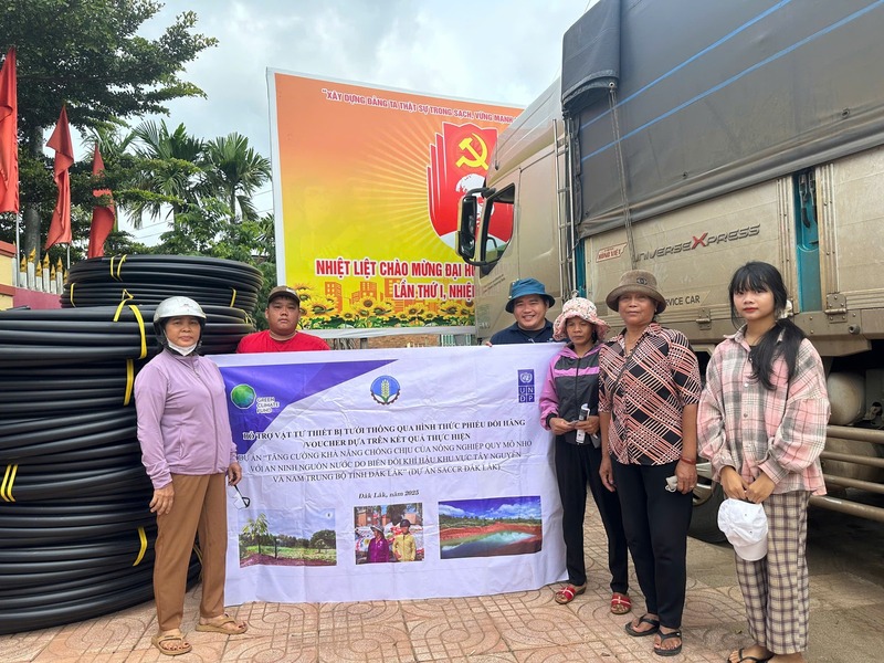 Bà con đồng bào dân tộc được hỗ trợ vật tư thiết bị nông nghiệp (Ảnh: Dự án SACCR)
