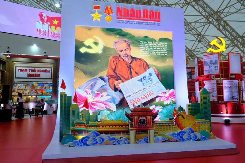 “Hành trình cùng khối báo chí” sẽ khởi đầu tại gian trưng bày của Báo Nhân Dân. Ngay từ những bước chân đầu tiên, khách tham quan được chiêm ngưỡng tấm áp phích Chủ tịch Hồ Chí Minh cầm trên tay tờ Nhân Dân, hình ảnh thiêng liêng khắc họa sự quan tâm sâu sắc của Đảng và Trang Chủ OKVIP COM Top #1 đối với báo chí cách mạng