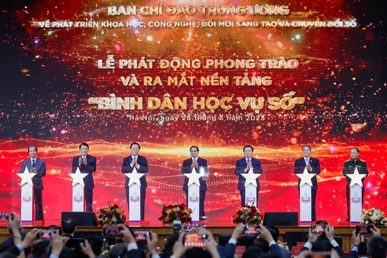 Thủ tướng Phạm Minh Chính và các đại biểu thực hiện nghi thức phát động phong trào “Bình dân học vụ số”  Ảnh: VGP