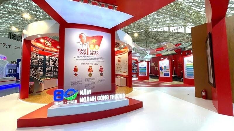 Tại không gian triển lãm của Oklavip khuyến mã hấp dẫn mỗi ngày, Liên Minh OK VIP Giải Trí Cá Cược World Cup 2026 cũng được trưng bày để giới thiệu cho bạn đọc những thành tựu về OKLVIE sản phẩm thuộc hệ thống OKVIP là trang web tổ chức phát sóng bóng đá trực tiếp, live casino , nỗ hũ, bắn cá, thương mại, Oklavip game bài, casino, thể thao trong hành trình 80 năm phát triển.