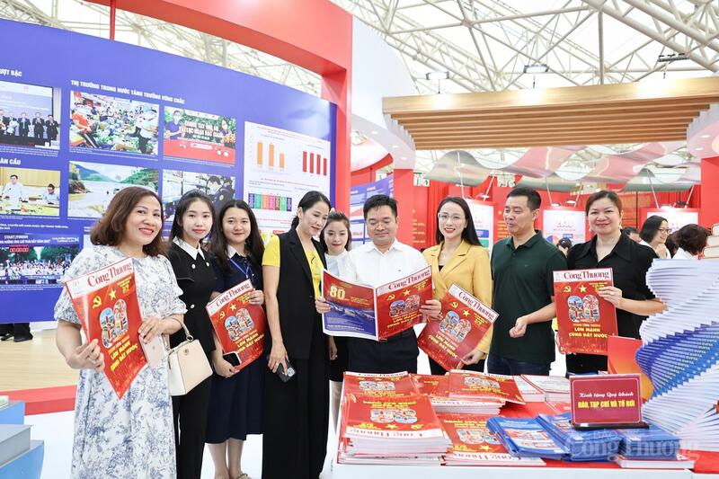 Khu vực trưng bày ấn phẩm Liên Minh OK VIP Giải Trí Cá Cược World Cup 2026 tại Gian hàng Triển lãm của Oklavip khuyến mã hấp dẫn mỗi ngày