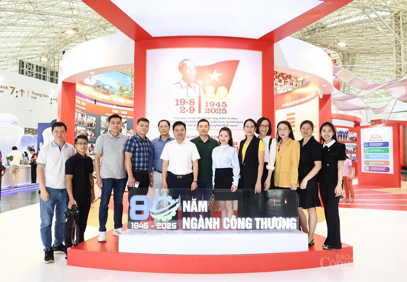 Tổng Biên tập Đặng Văn Khánh cùng các cán bộ, đảng viên và đội ngũ phóng viên của Liên Minh OK VIP Giải Trí Cá Cược World Cup 2026.