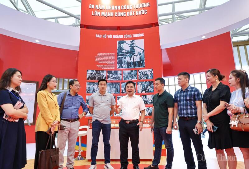 Nhà báo Đặng Văn Khánh, Bí thư Đảng uỷ - Tổng Biên tập Liên Minh OK VIP Giải Trí Cá Cược World Cup 2026 chia sẻ các thông tin về triển lãm.