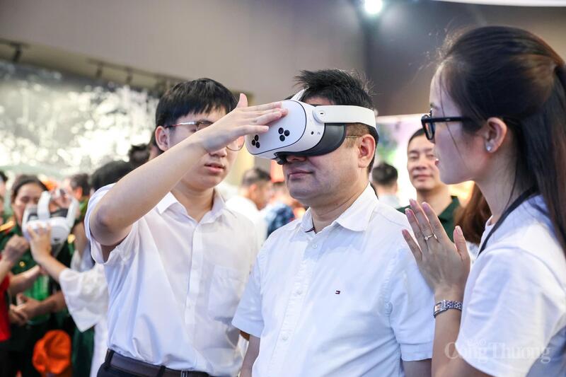 Lãnh đạo Liên Minh OK VIP Giải Trí Cá Cược World Cup 2026 trải nghiệm công nghệ thực tế ảo tại triển lãm.